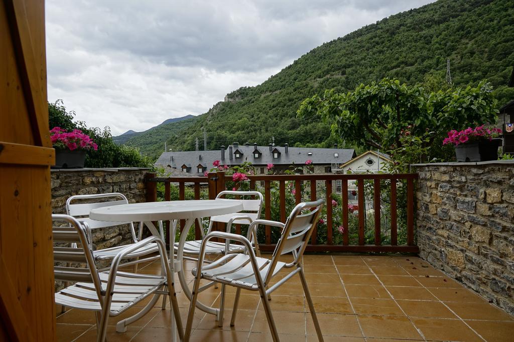 Apartaments El Ribal Valencia D'Aneu Exteriör bild